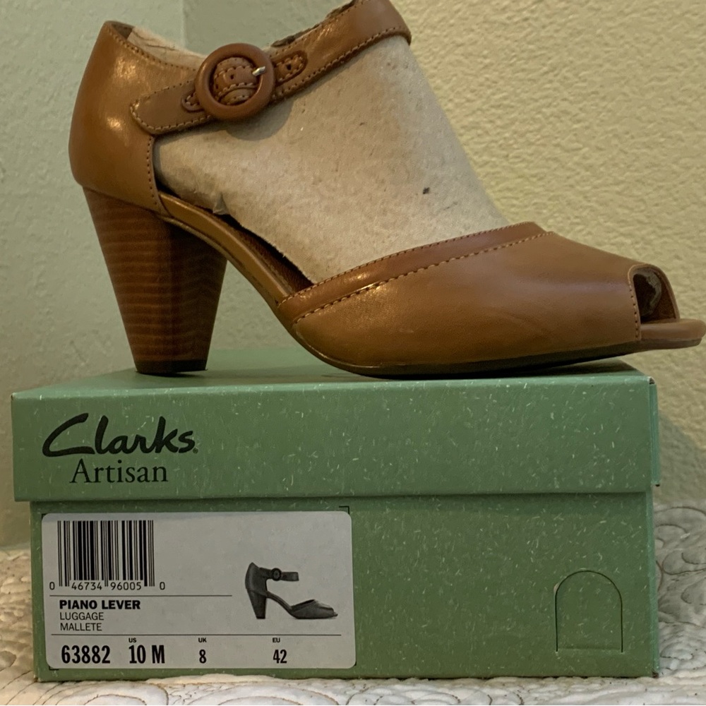Clarks sandal w/heel (size10)